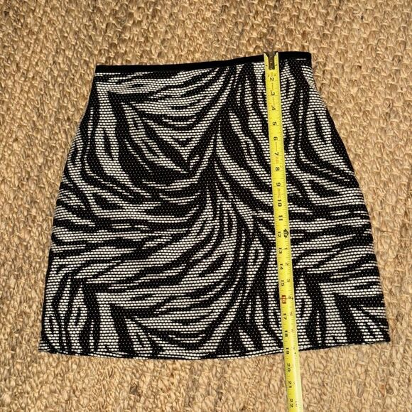 H&M woven black/white zebra print mini skirt back zip leather trim. EUC SZ 8 - Picture 3 of 6